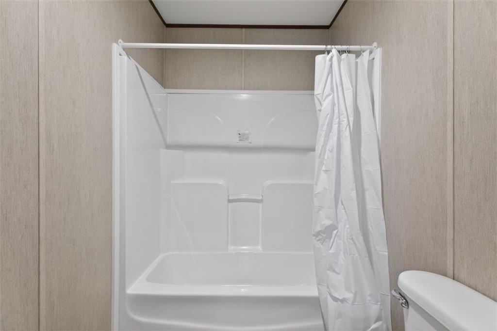 533 Pearwood Road Royston, GA 30662 - Photo 34 of 50 a bathroom with a bathtub and toilet