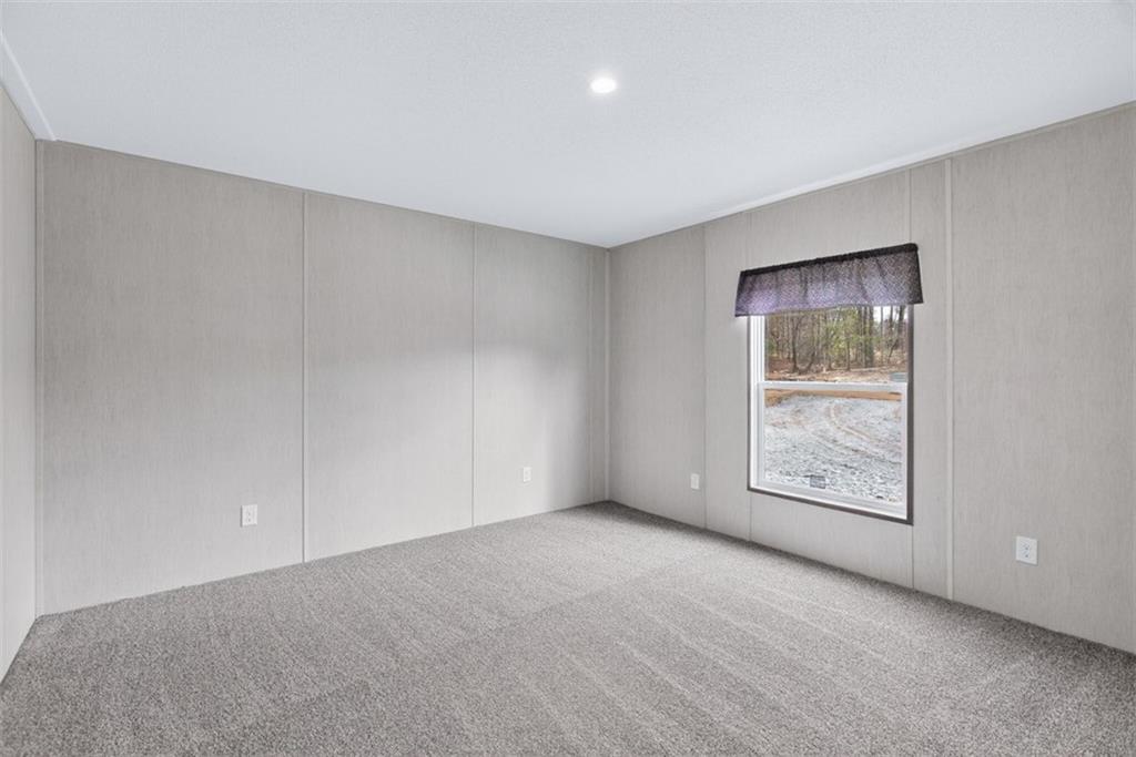 533 Pearwood Road Royston, GA 30662 - Photo 42 of 50 an empty room with windows and closet