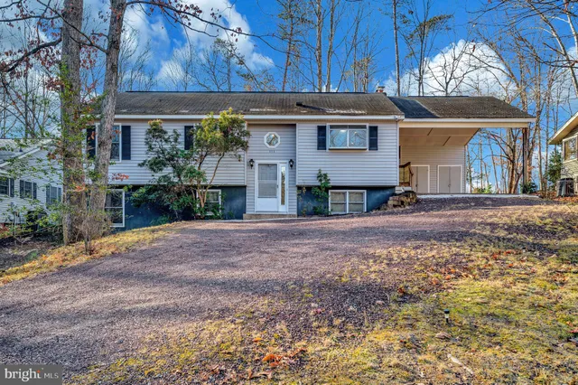 a view of a tennis court