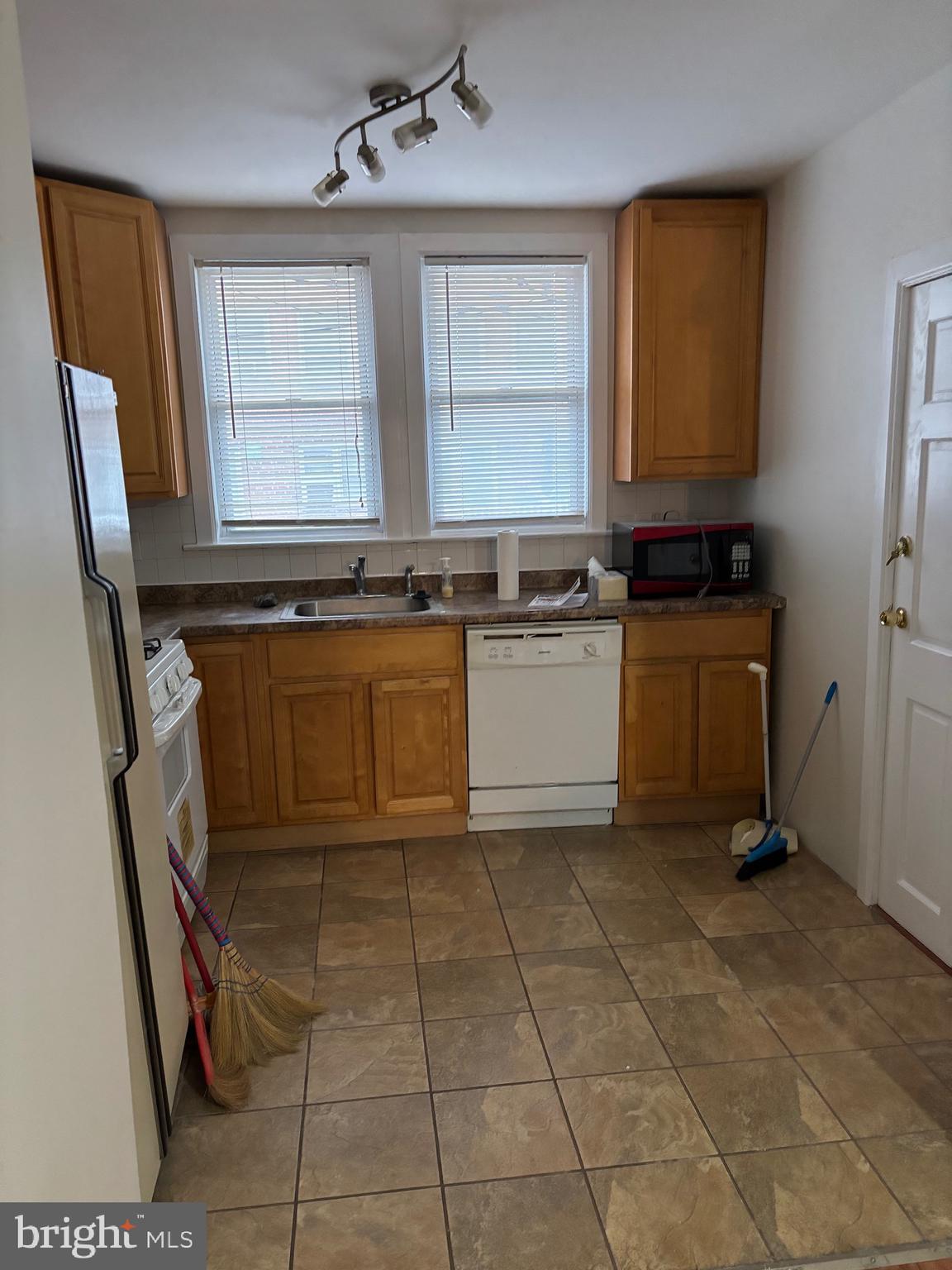 5518 Westford Road Philadelphia, PA 19120 - Photo 3 of 16 Gallery Image 3
