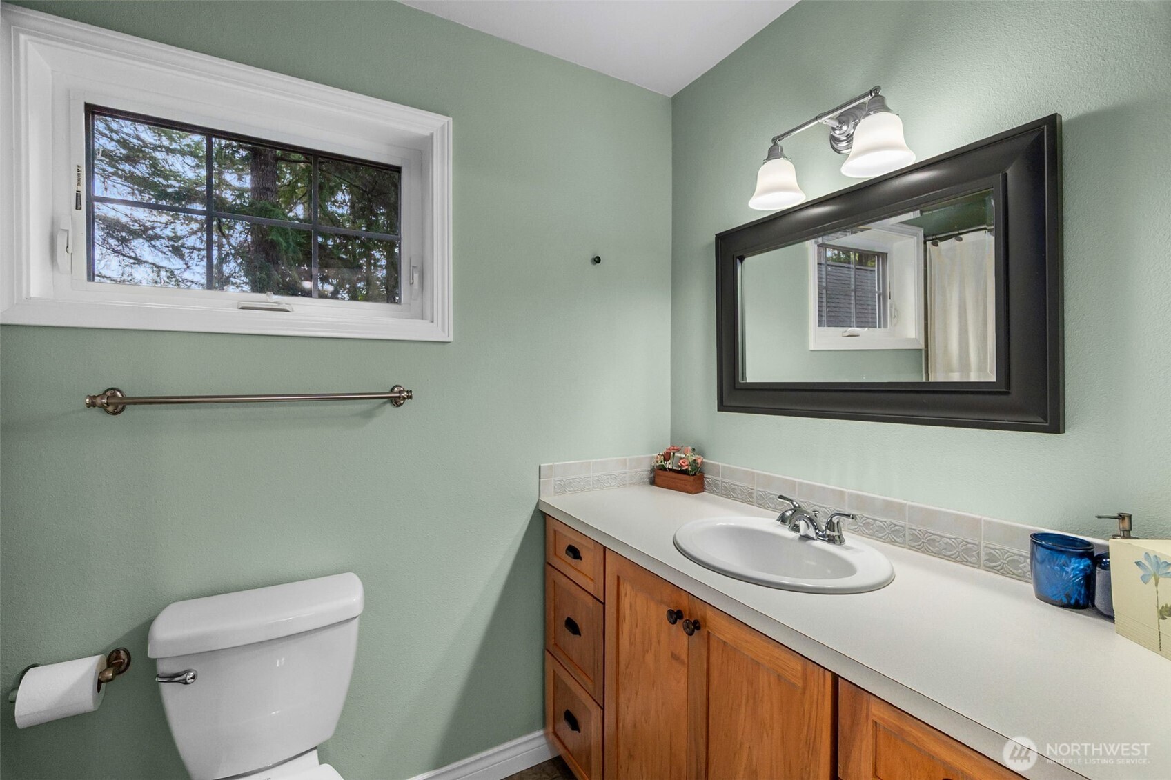 1130 East Sunset Hill Road Shelton, WA 98584 - Photo 31 of 40 a bathroom with a toilet a sink and mirror