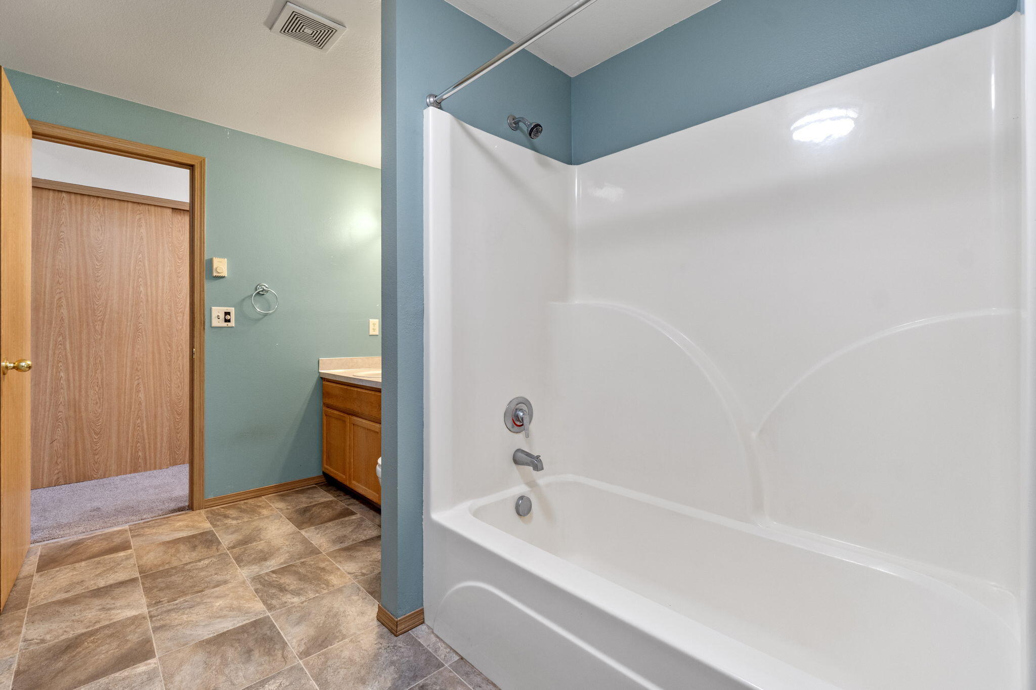 2630 Frontage Road Klamath Falls, OR 97601 - Photo 44 of 72 a bathroom with a bathtub and a shower