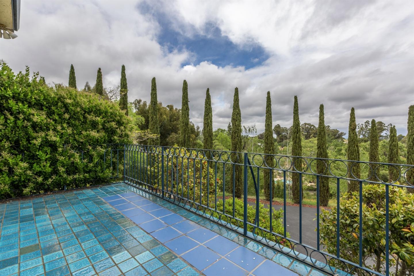 15943 Viewfield Road Monte Sereno, CA 95030 - Photo 7 of 18