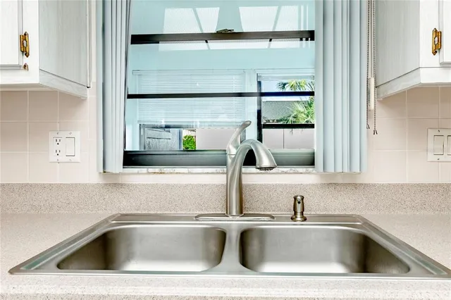 a view closed with a sink and mirror