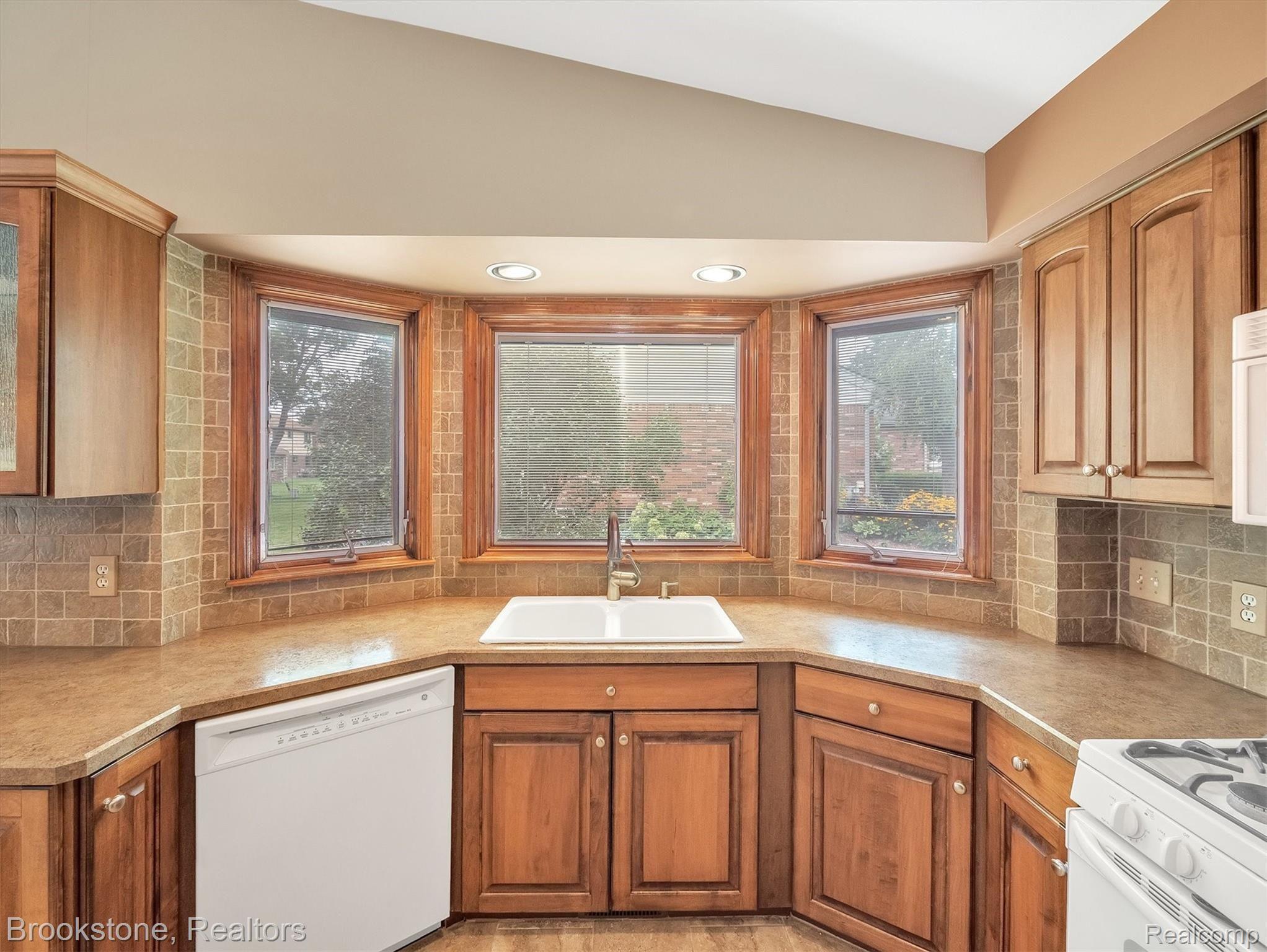 2093 Warrington Road Rochester, MI 48307 - Photo 12 of 39 16-2093 Warrington Rd-Windowstill Real Estate Photography-16.jpg