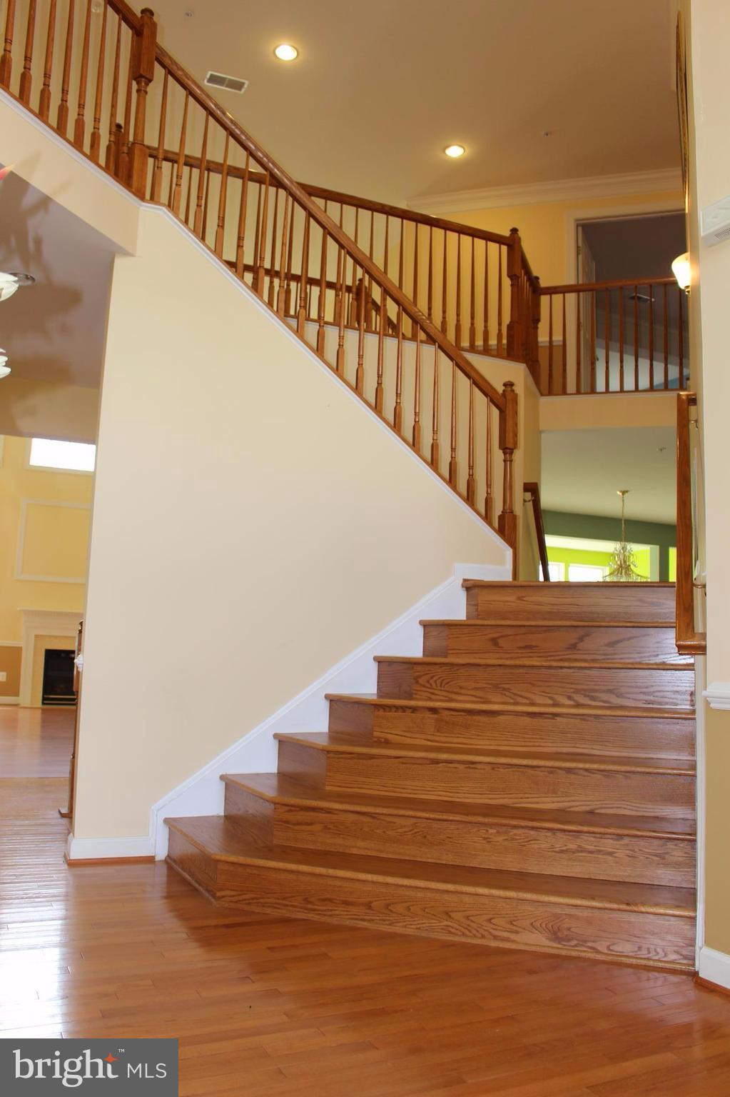 405 Potomac Ridge Drive Fort Washington, MD 20744 - Photo 3 of 30 Stair case