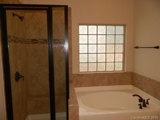 1532 Spring Blossom Trail, Unit SITE 41 Fort Mill, SC 29708 - Photo 10 of 20 a bathroom with a bathtub
