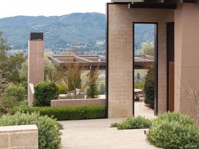 $10,800,000 | 860 Meadowood Lane, St. Helena, CA 94574