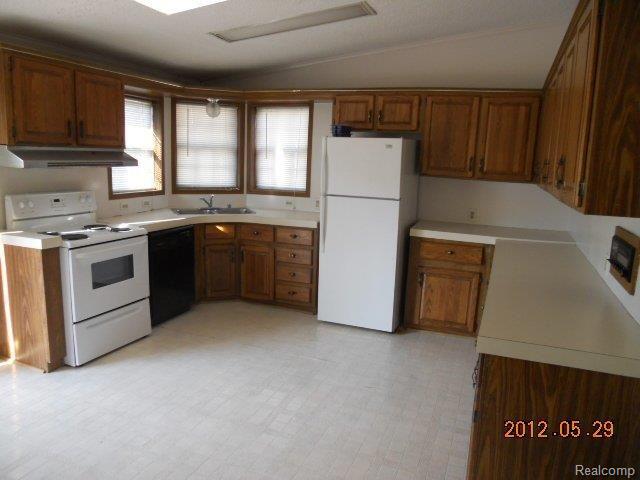 29000 West Nine Mile Road Farmington, MI 48336 - Photo 9 of 21 Kitchen 4.JPG