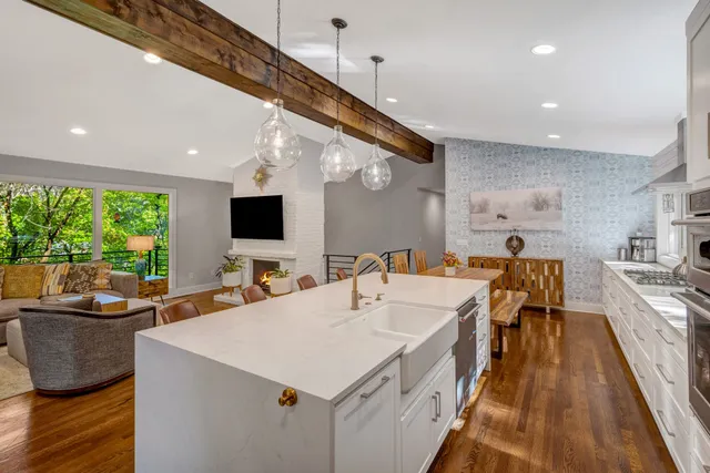 a large kitchen with kitchen island a large island in it