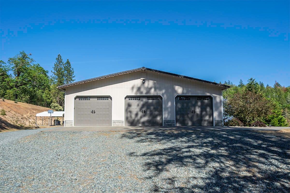 2010 Stewart Road Grants Pass, OR 97526 - Photo 18 of 32 3 car garage