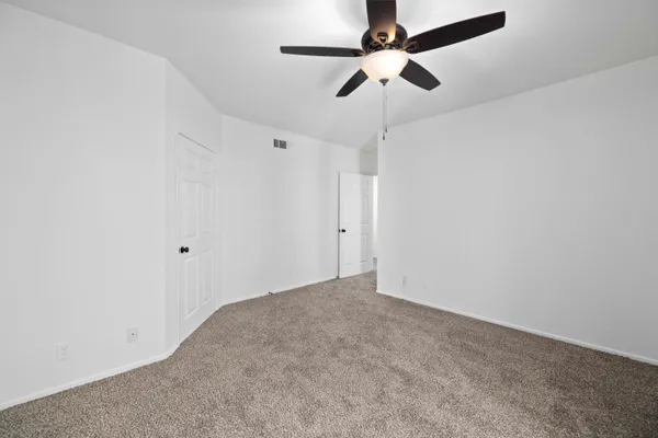 en empty room with ceiling fan