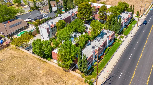a view of a yard with flowers