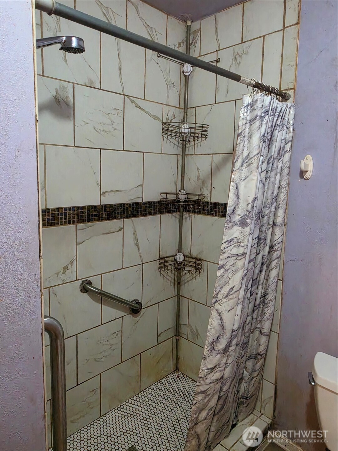 1518 West 1st Street Aberdeen, WA 98520 - Photo 12 of 17 a bathroom with a shower