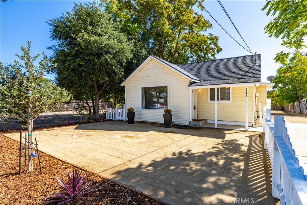 317 Crocker Street Templeton, CA 93465 - Photo 4 of 36 a view of a house with snow on the background