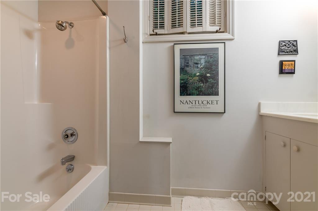 811 Hunting Country Road Tryon, NC 28782 - Photo 27 of 40 a bathroom with a bathtub and shower