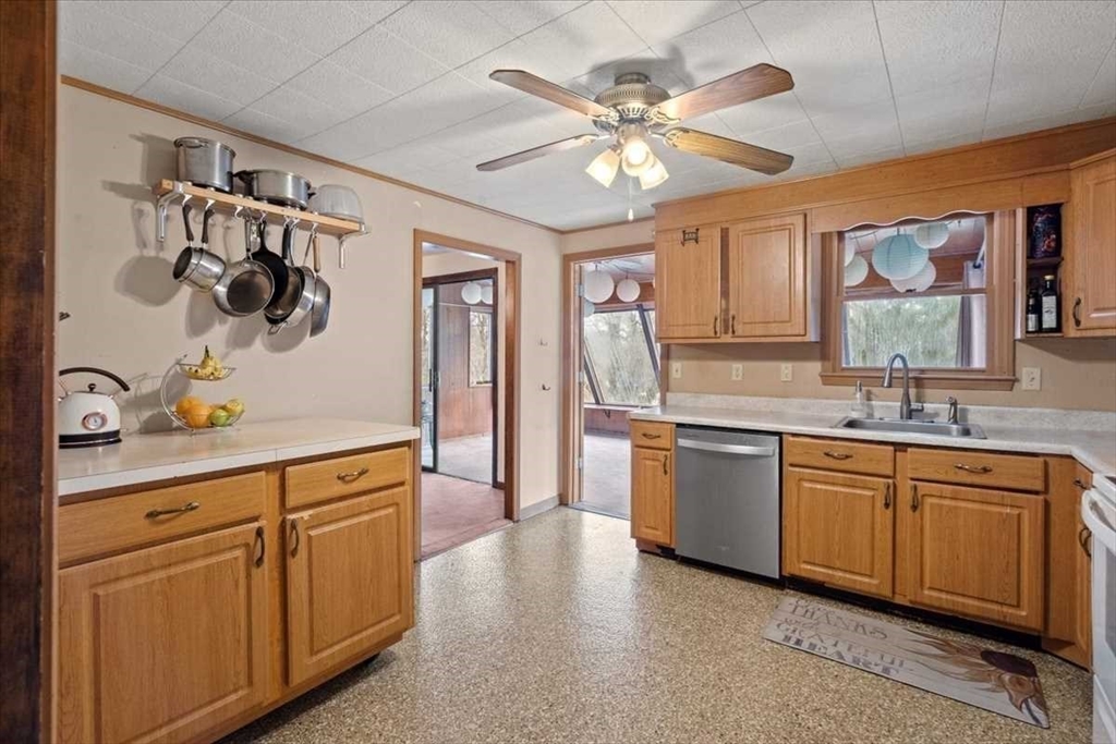 52 S Road Holden, MA 01520 - Photo 9 of 37