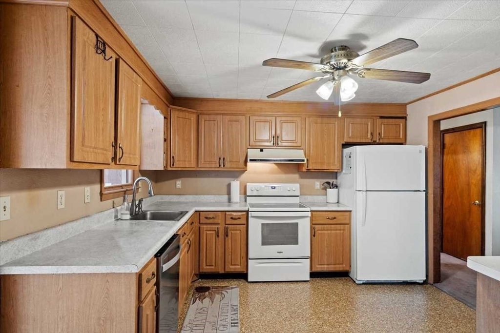 52 S Road Holden, MA 01520 - Photo 10 of 37