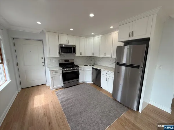 $2,950 | 307 9th Street, Unit 3B, Fairview, NJ 07022