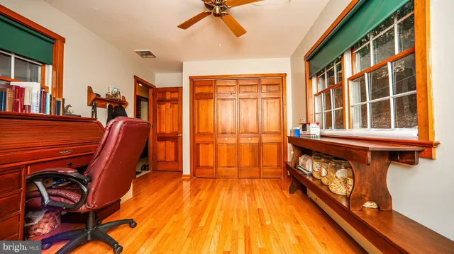 a view of a house with backyard and garden