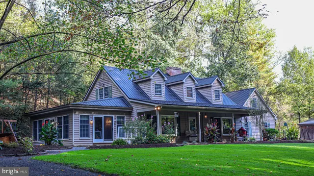 a view of outdoor space yard and porch