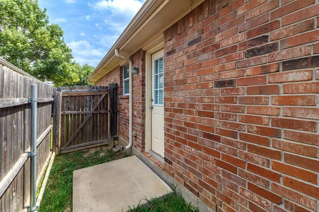 a view of a pathway with a house