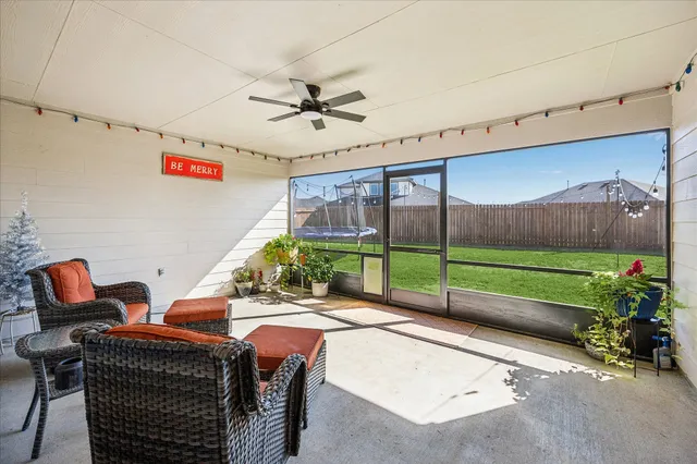 a view of a back yard