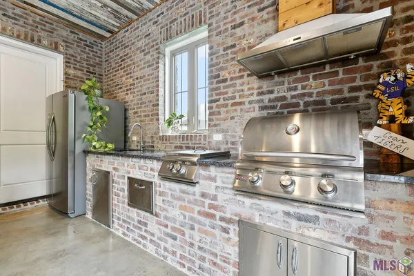 $835,000 | 11081 Toria Lane, St. Amant, LA 70774