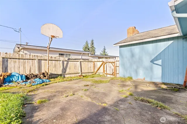 a view of a house with backyard