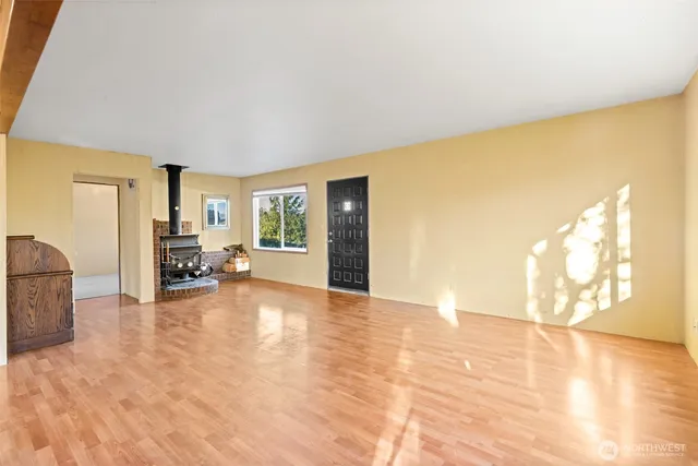 a view of a livingroom with furniture and an entryway