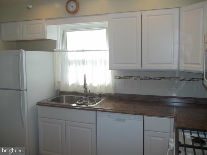 465 Dewey Road Bellmawr, NJ 08031 - Photo 4 of 21 Kitchen
