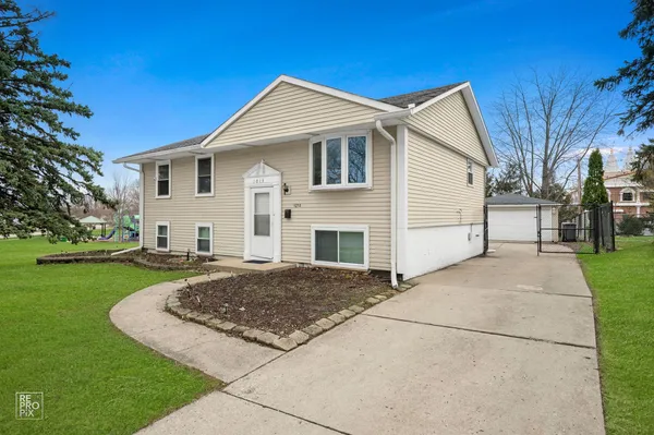 $359,900 | 1013 Sunnydale Boulevard, Streamwood, IL 60107