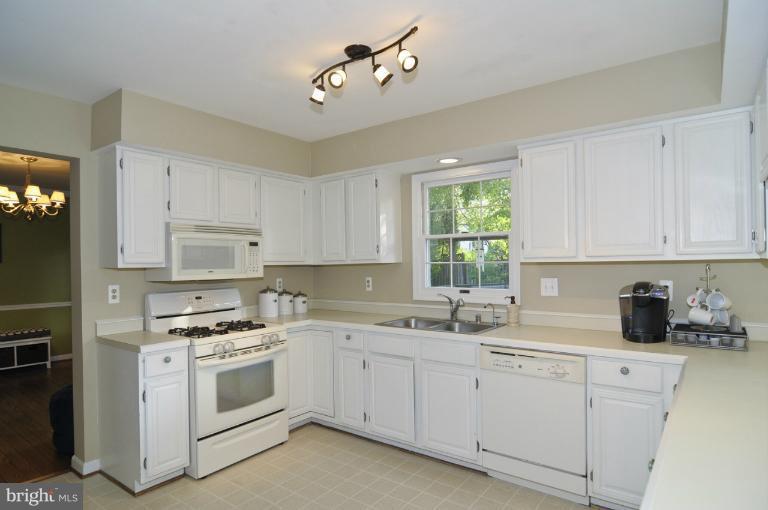14527 Pebblestone Drive Silver Spring, MD 20905 - Photo 8 of 28 Kitchen