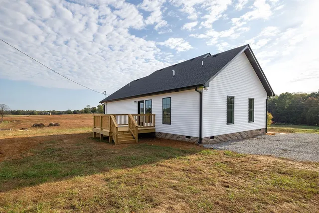 a view of a house with backyard