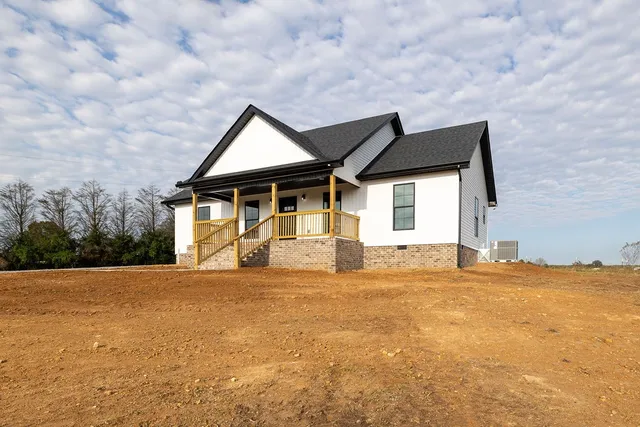 a view of a house with backyard and garden