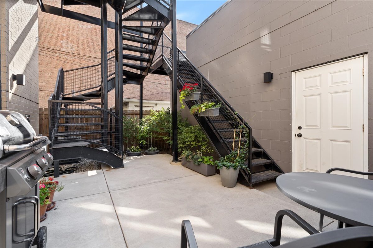 2005 West Huron Street, Unit 1 Chicago, IL 60612 - Photo 27 of 30 a view of entryway and hall