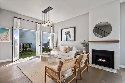 $1,499,000 | 1300 12th Street, Unit E, Manhattan Beach, CA 90266