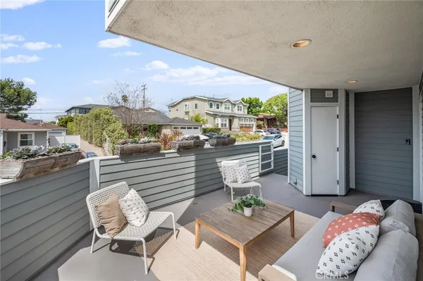 $1,499,000 | 1300 12th Street, Unit E, Manhattan Beach, CA 90266