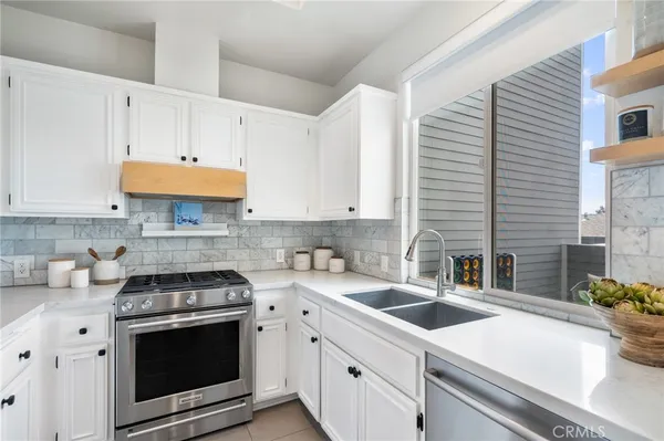 $1,499,000 | 1300 12th Street, Unit E, Manhattan Beach, CA 90266