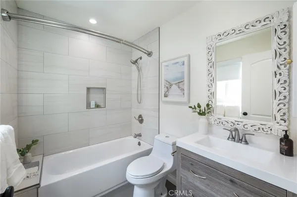 $1,499,000 | 1300 12th Street, Unit E, Manhattan Beach, CA 90266