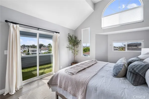 $1,499,000 | 1300 12th Street, Unit E, Manhattan Beach, CA 90266