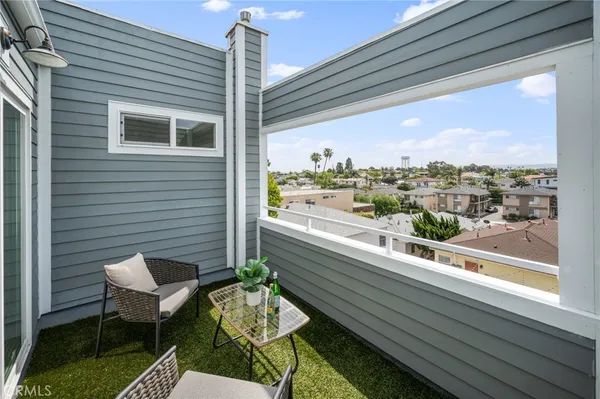$1,499,000 | 1300 12th Street, Unit E, Manhattan Beach, CA 90266