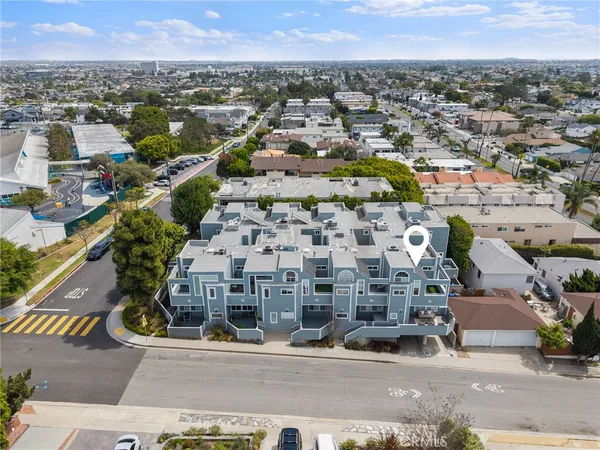 $1,499,000 | 1300 12th Street, Unit E, Manhattan Beach, CA 90266