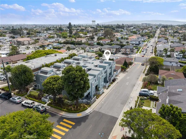$1,499,000 | 1300 12th Street, Unit E, Manhattan Beach, CA 90266