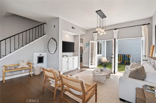 $1,499,000 | 1300 12th Street, Unit E, Manhattan Beach, CA 90266