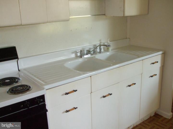 606 Auburn Road Fairless Hills, PA 19030 - Photo 15 of 17 Kitchen