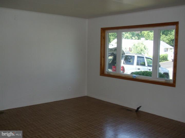 606 Auburn Road Fairless Hills, PA 19030 - Photo 4 of 17 Living Room