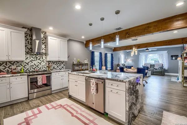 $2,600 | 1002 West French Place, San Antonio, TX 78212