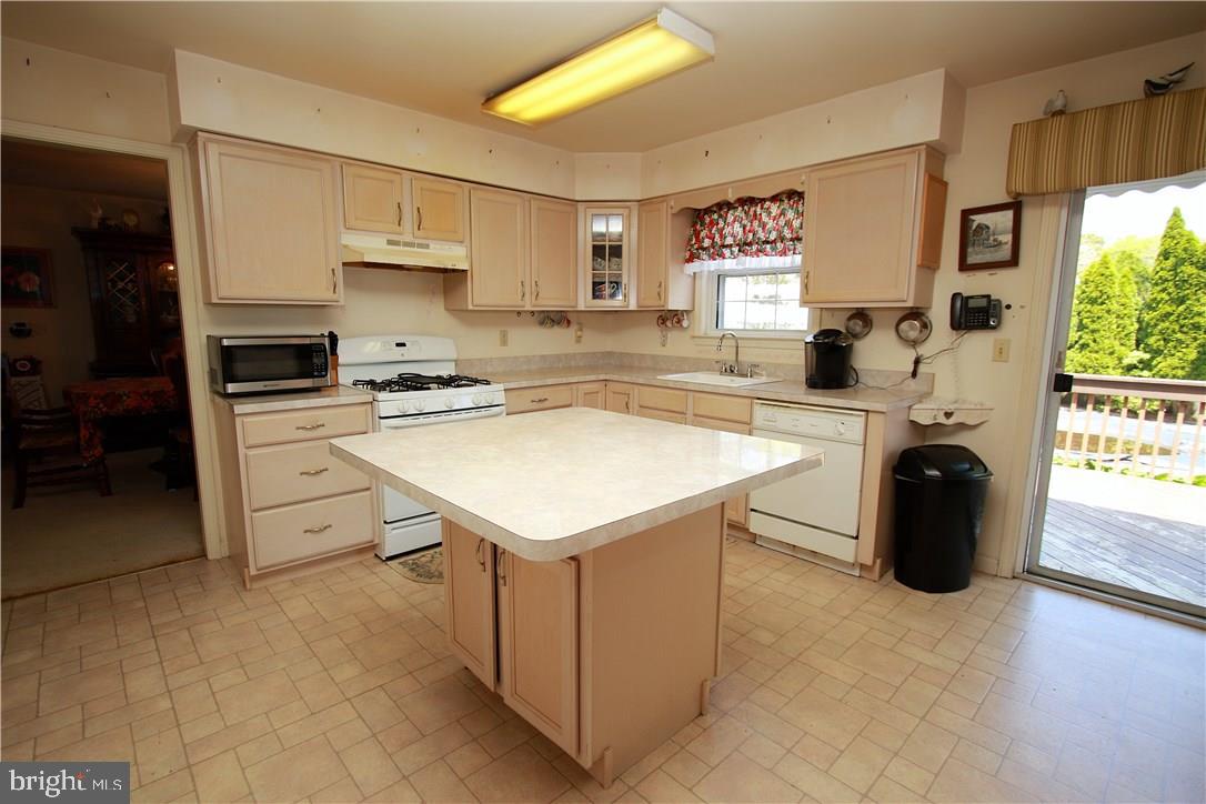 204 Wave Road Manahawkin, NJ 08050 - Photo 8 of 29
