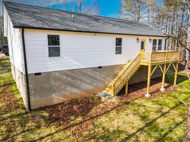 a view of a house with a backyard